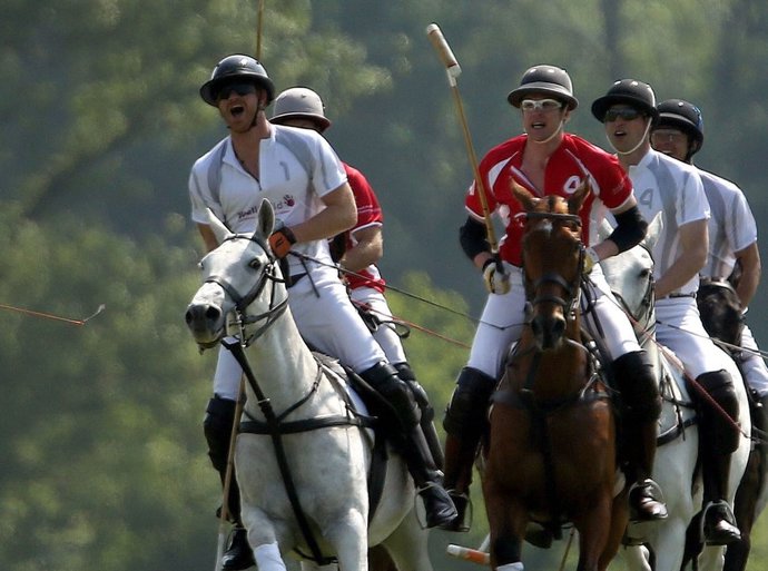 Los príncipes William y Harry jugando al polo//Cordon Press