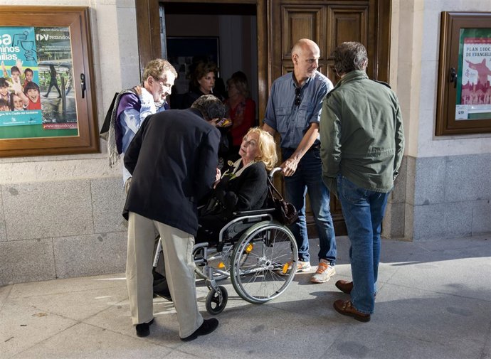 Amigos y familiares en la misa funeral de Miguel de la Quadra/ Ángel Pérez Meca