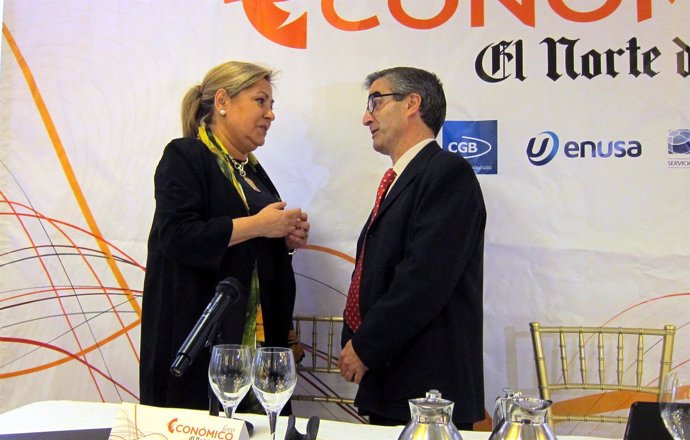 Rosa Valdeón habla con el subdirector de El Norte de Castilla, Ignacio Foces