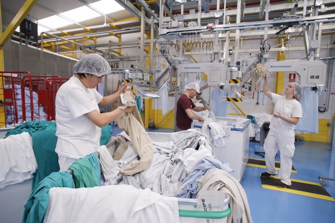 Trabajadores de Tasuclean, la división industrial de lavandería de Tasubinsa.