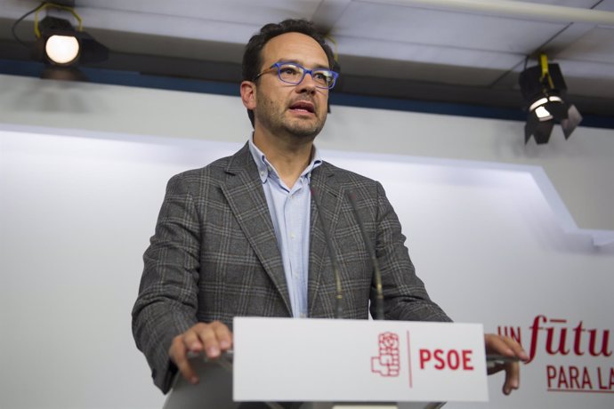 El portavoz del PSOE, Antonio Hernando, en una rueda de prensa en Ferraz