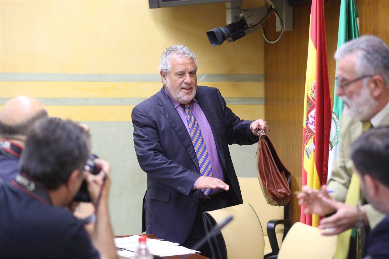 El subdirector general de RTVA, Joaquín Durán, llega a la comisión parlamentaria