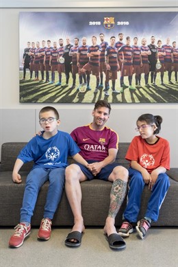 Leo Messi con dos niños de Special Olympics Catalunya