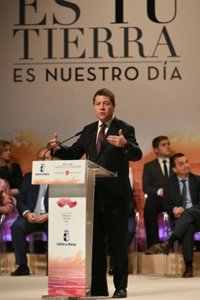 Page anuncia becas de retorno y 1.000 becas gratuitas para posgrados