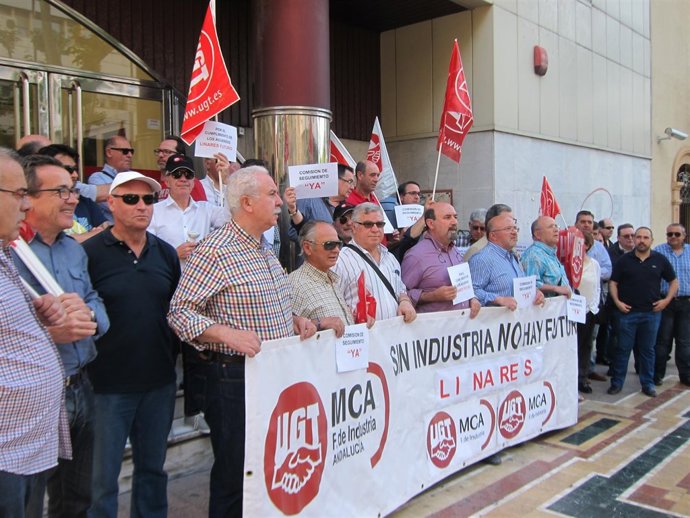 Concentración de UGT denunciando incumplimientos con Santana