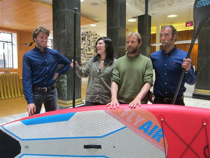 Presentación de un campeonato de paddle surf.