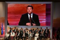 Page apuesta por igualdad, unidad de España y aunar lo público y lo privado