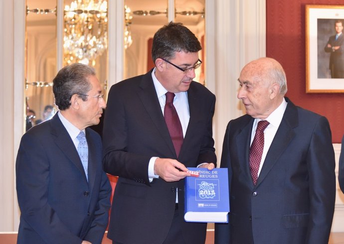 El síndic de greuges entrega el informe de 2015 al presidente de las Corts