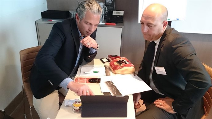 Uno de los empresarios murcianos mantiene una entrevista con un comprador 