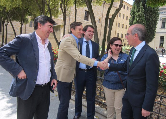 Rafael Hernando saluda a representantes del PP de Salamanca 