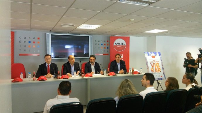 Gabriel Echávarri, segundo por la izq, en la presentación de las mascletaes 2016