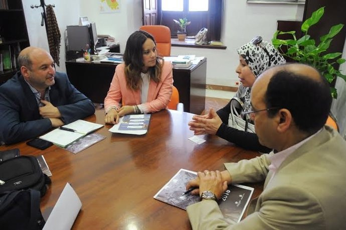 Guijarro (centro) durante el encuentro mantenido
