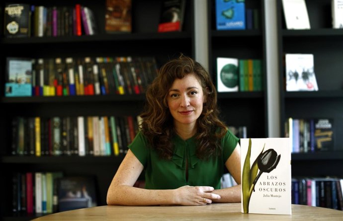 Entrevista con Julia Montejo por su novela Los abrazos oscuros