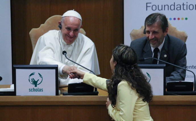 El Papa con una joven mexicana víctima de acoso escolar