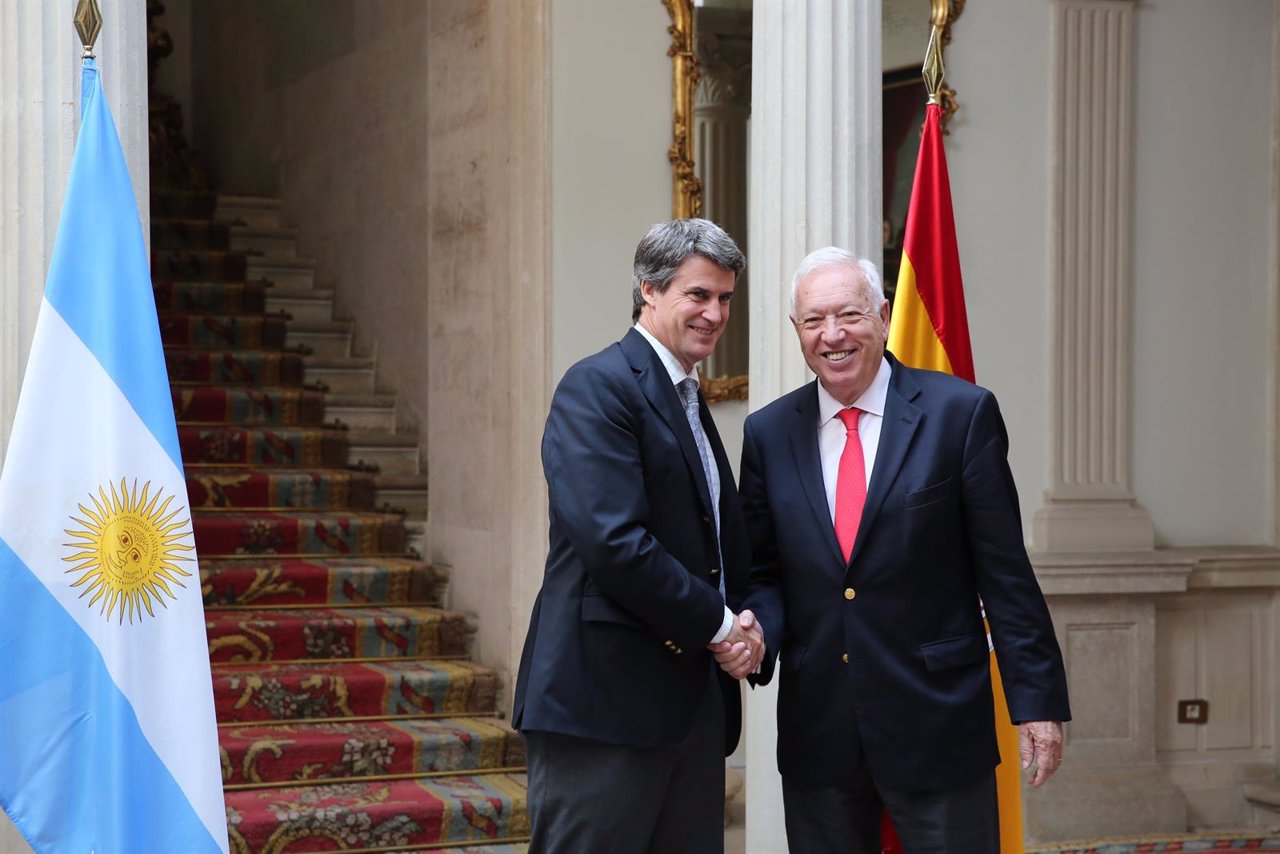 Margallo recibe al ministro de Hacienda y Finanzas Públicas de Argentina