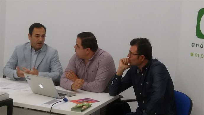 De la Torre (i) en la jornada sobre computación en la nube.