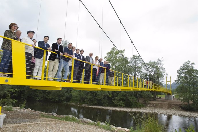 Inauguración de la pasarela colgante sobre el Pas en Carandía