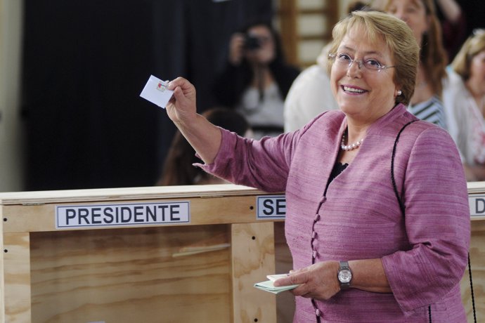 Michelle Bachellet acude a votar. Elecciones de Chile 2013