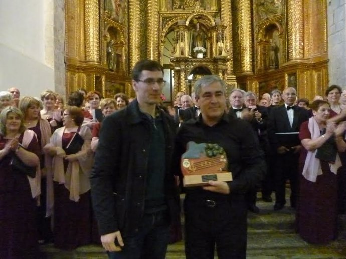 El alcalde con el director del Coro de Cámara A Cappella, de Santander.