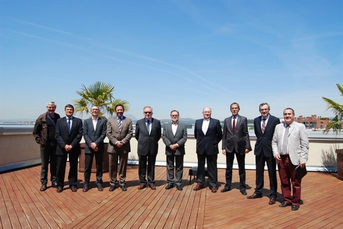 El director y el delegado de la Cámara de Terrassa con los miembros del consejo 