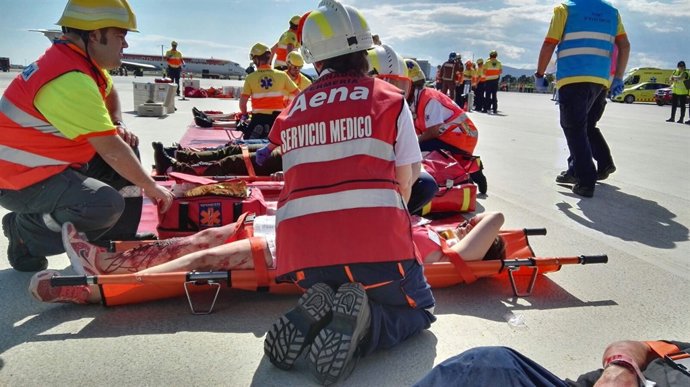 El simulacro de accidente en el aeropuerto de El Prat moviliza a 400 personas