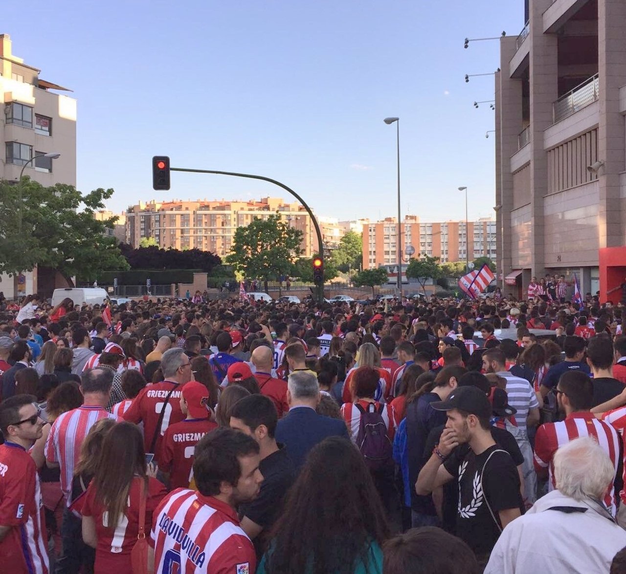 Seguidores del Atlético de Madrid apoyan al Cholo Simeone en el Calderón