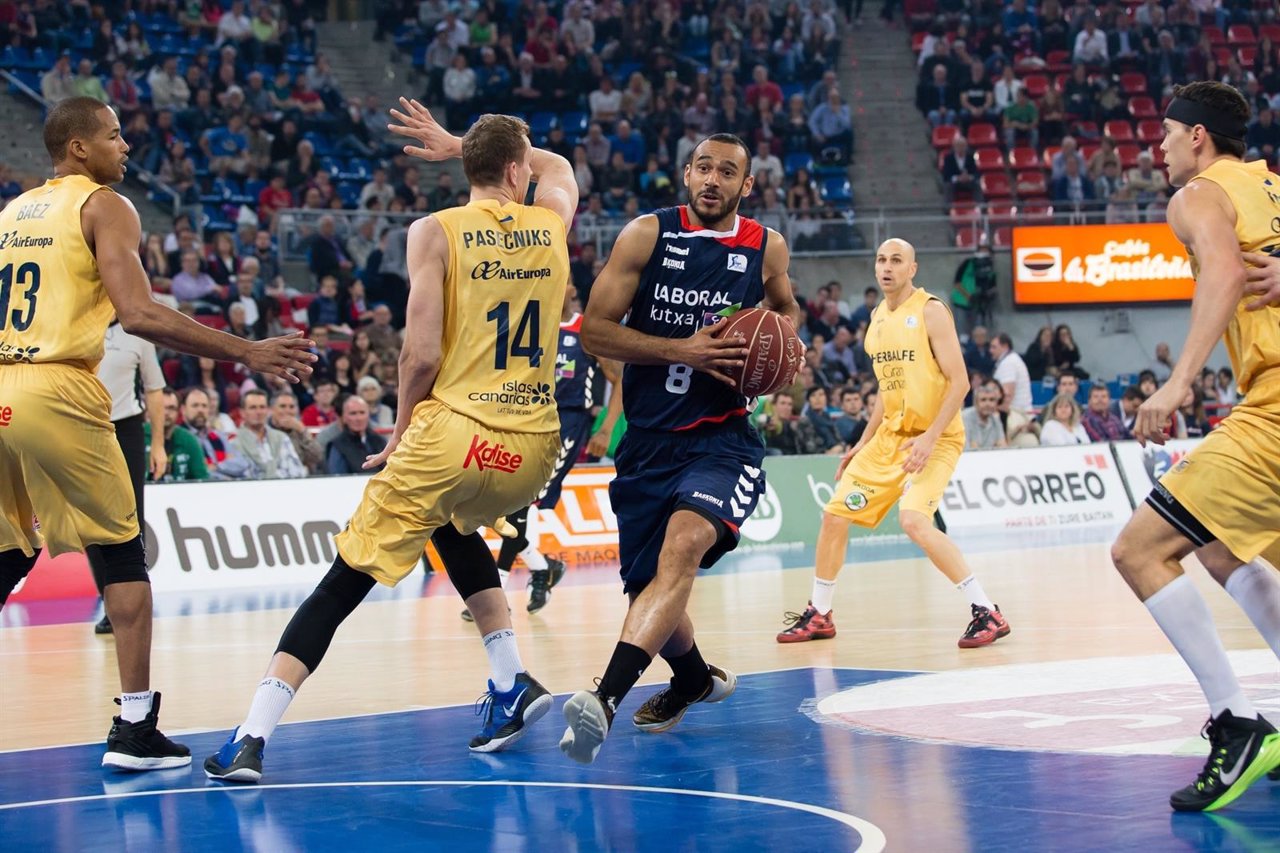 Adam Hanga entra a canas ante el Herbalife Gran Canaria