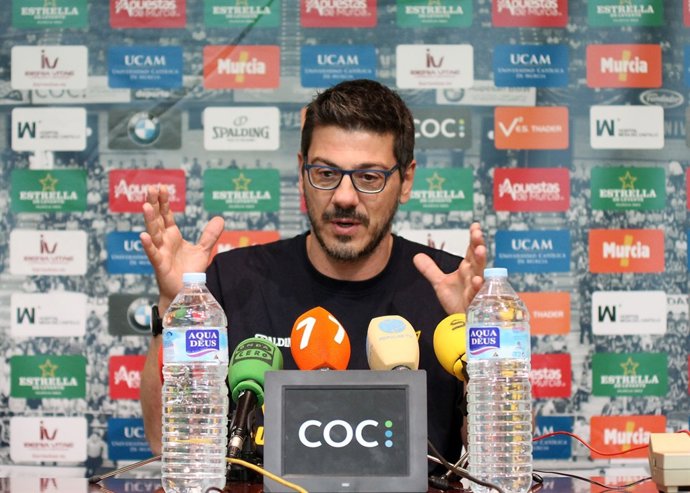 Fotis Katsikaris , compadeciendo en rueda de prensa.