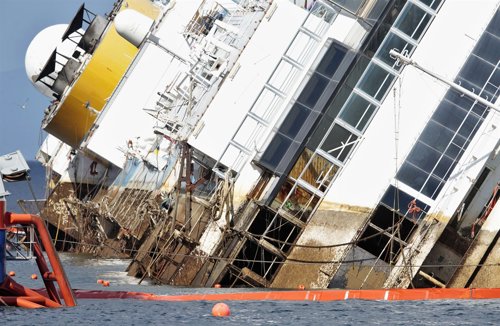 Los restos del Costa Concordia en la bahía de Giglio, Italia