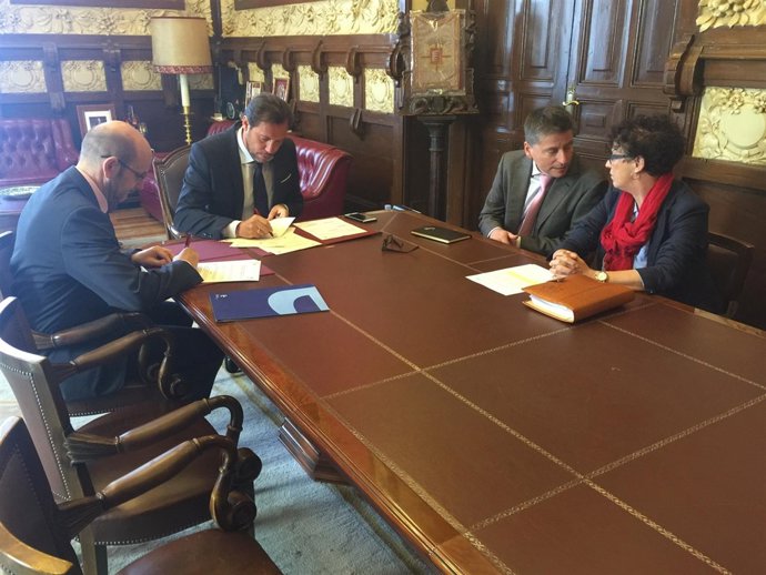 Acto de firma del convenio con CLECE. 