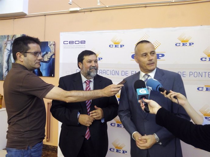 Francisco Caamaño en declaraciones a los medios en la CEP en Vigo