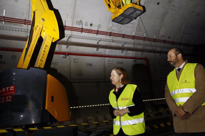 La ministra Ana Pastor visita la instalaciones del túnel de ancho internacional