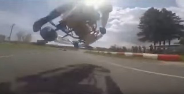 Un kart adelanta a otro volando