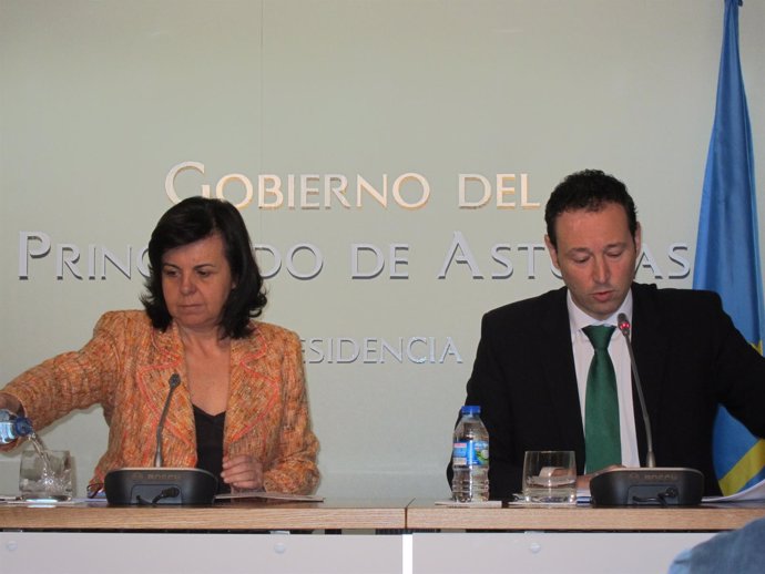 Los consejeros María Jesús Álvarez y Guillermo Martínez en rueda de prensa