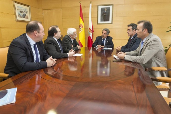 Revilla se reúne con organizaciones de transporte de viajeros por carretera