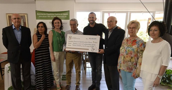 Sergio García entrega el cheque AECC de Castellón
