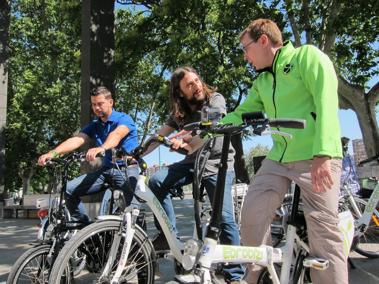 El concejal Pablo Híjar en una bici de Ebrobici