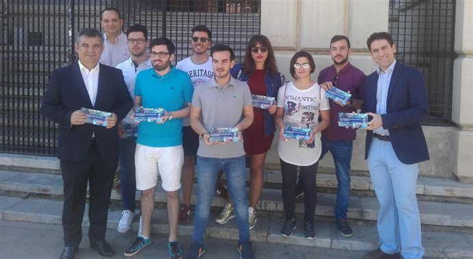 Tedoro García y Juan María Vázquez con universitarios