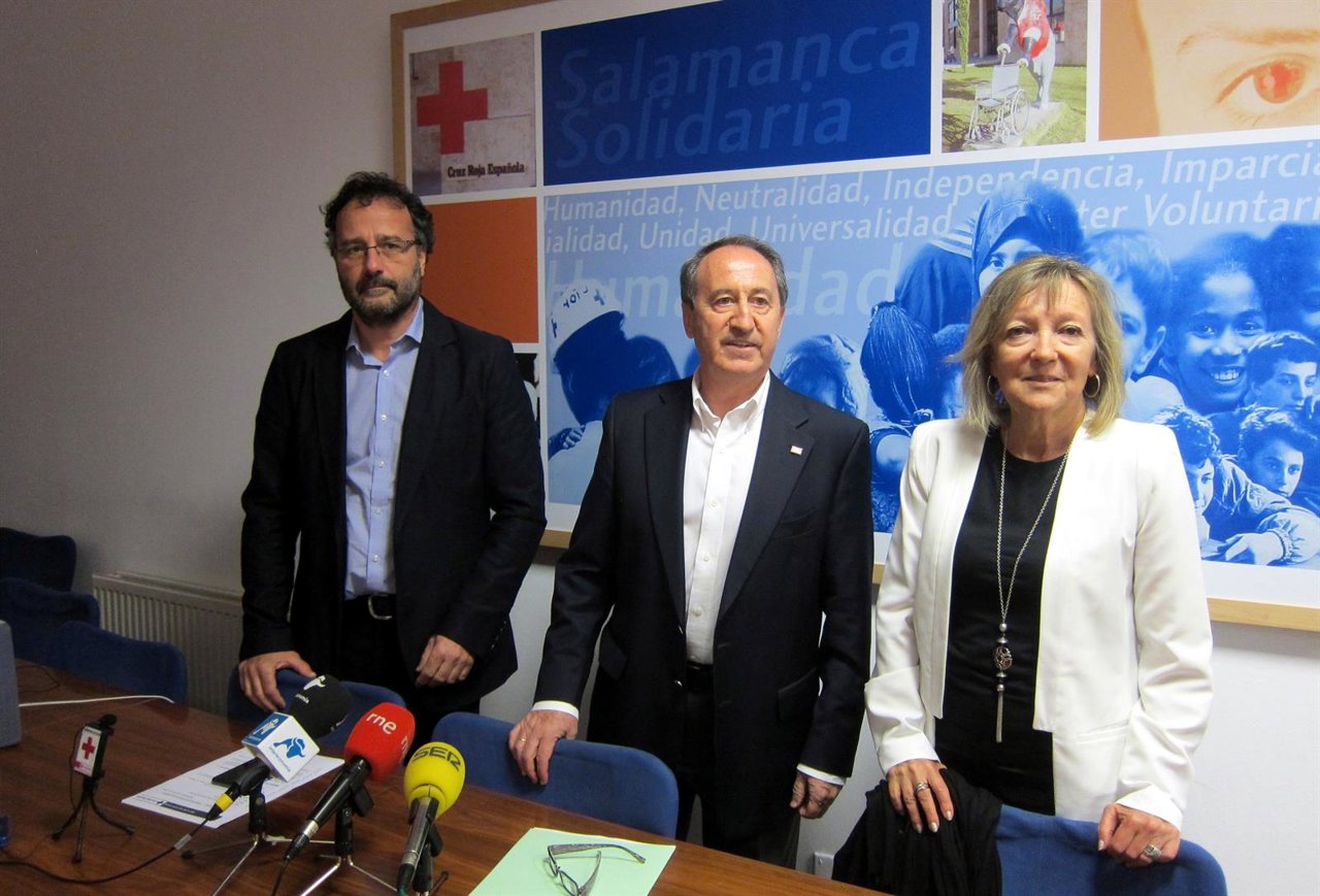 Representantes de Cruz Roja junto a Cristina Klimowitz.