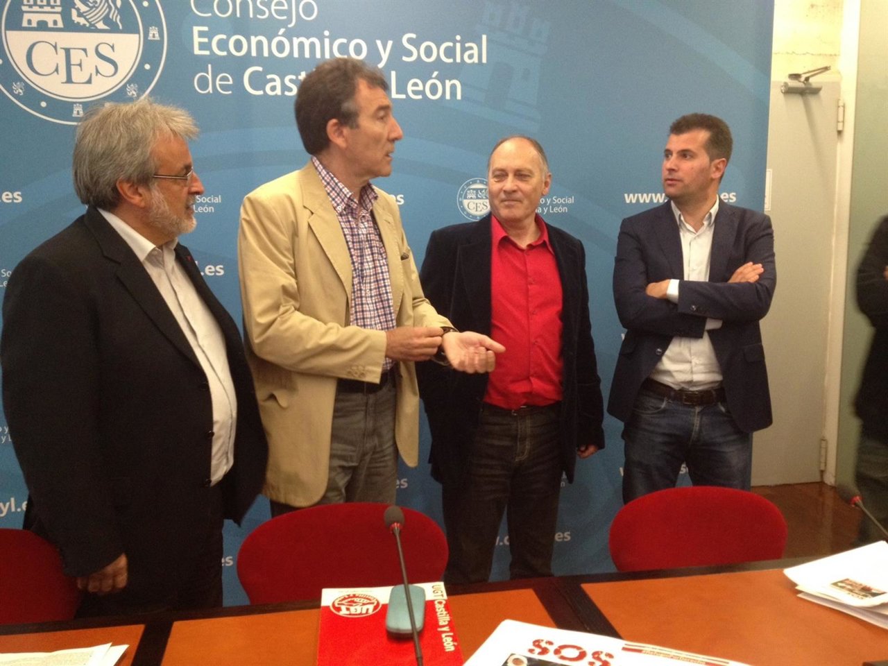 Firma documento a favor de refugiados