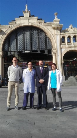 El candidato del PP-PAR al Congreso, Óscar Cámara, en Mercado Central