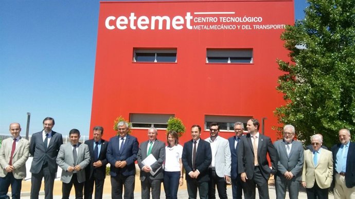 Ramírez de Arellano (5i) ante la sede de Cetemet.