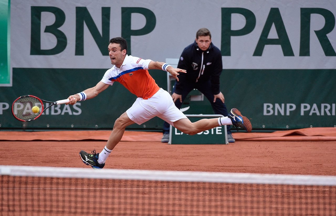 Bautista pelea una pelota ante Djokovic en Roland Garros