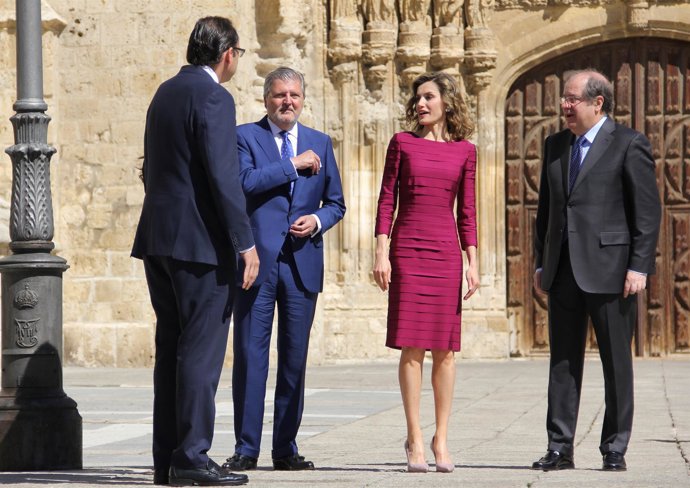 Juan Vicente Herrera, junto a la Reina Letizia, Méndez de Vigo y Alfonso Polanco