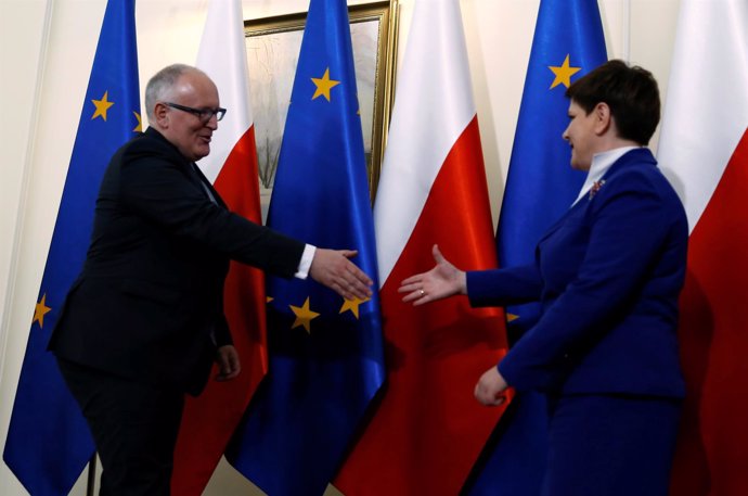 Beata Szydlo recibe a Frans Timmermans en Varsovia