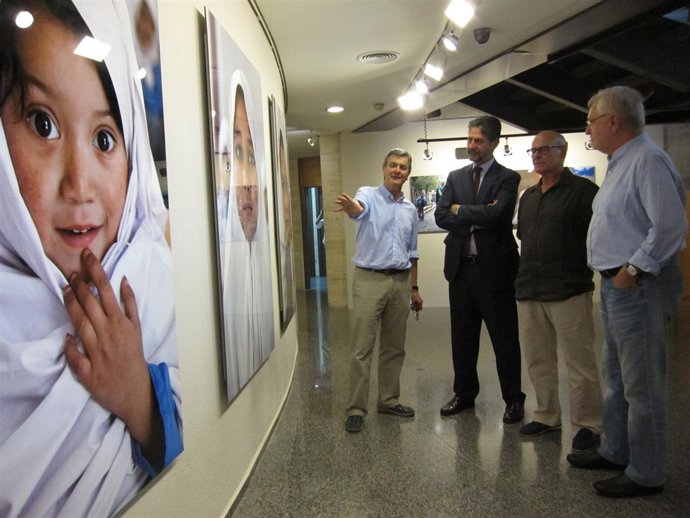 Alonso explica a Cañadilla y Mancisidor una de sus fotografías