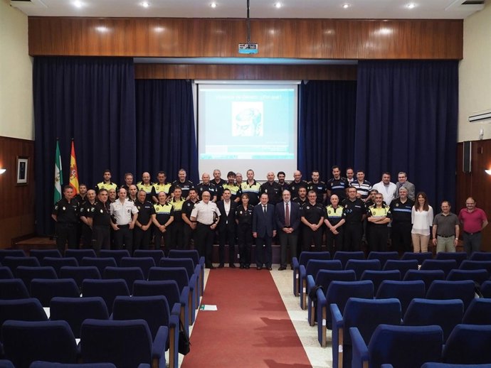 De Llera inaugura un curso de gestión policial de la violencia de género