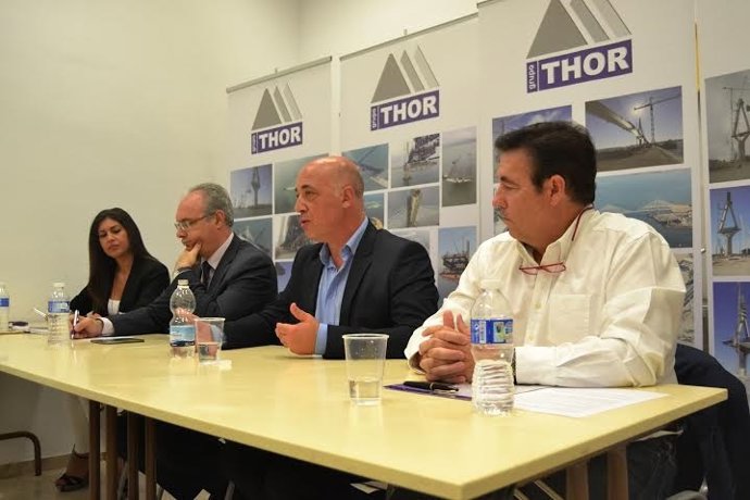 Antonio Ruiz (centro) durante el encuentro con empresarios