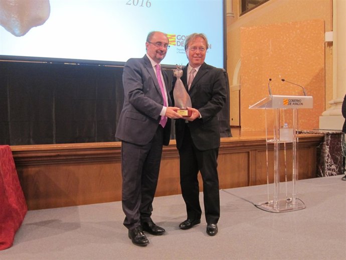 Lambán ha entregado el premio Medio Ambiente Aragón a DKV Seguros 