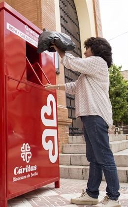 Campaña de recogida de ropa de Cáritas.